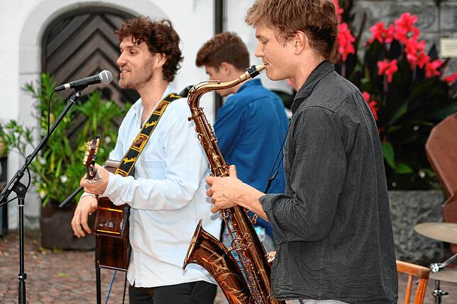 Die Musiker Felix Behr (Saxofon), Elias Schmidt (Gitarre) und Noah Loebermann (Keyboard) waren in ihrem Element und steckten das ...