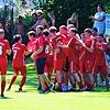 Jubel beim FC Grießen: Erst gewann die Elf von Jörg Ritter (Mitten im Pulk) das Spiel gegen den Bosporus FC Friedlingen mit 4:1 und als ...