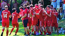 Jubel beim FC Grießen: Erst gewann die Elf von Jörg Ritter (Mitten im Pulk) das Spiel gegen den Bosporus FC Friedlingen mit 4:1 und als ...