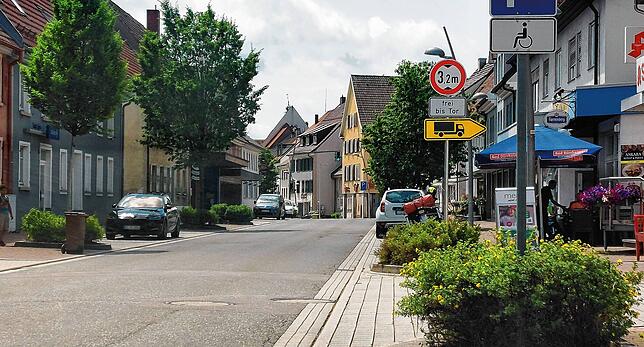 Die Hüfinge Hauptstraße zur Mittagszeit: Es sind kaum Autos unterwegs. Zu Stoßzeiten sieht das hier ganz anders aus.