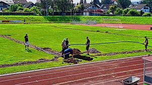 Mit vereinten Kräften haben freiwillige Helfer des TSV Stetten a.k.M. im Heubergstadion eine neue Beregnungsanlage installiert. Bild: ...