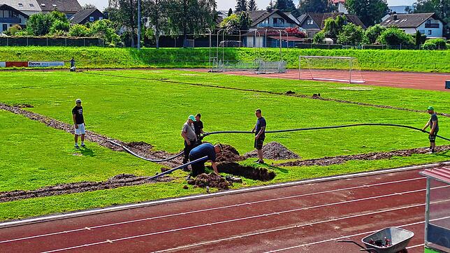 Mit vereinten Kräften haben freiwillige Helfer des TSV Stetten a.k.M. im Heubergstadion eine neue Beregnungsanlage installiert. Bild: ...