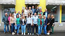 Die Bewertungskommission (hintere Reihe) des Wettbewerbes „Unser Dorf hat Zukunft“ war Mitte September in Grießen zu Besuch.