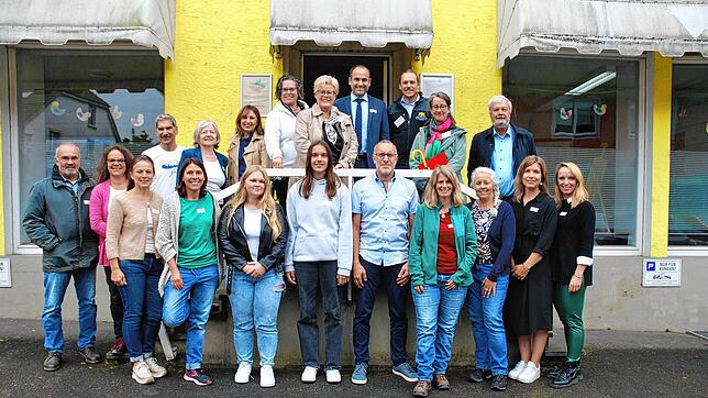 Die Bewertungskommission (hintere Reihe) des Wettbewerbes „Unser Dorf hat Zukunft“ war Mitte September in Grießen zu Besuch.