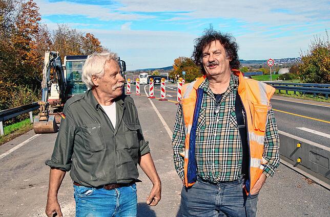 Bauunternehmer Martin Hohensee (links) und Projektleiter Volker Hirt treffen sich auf der B 27-Brücke über die K5753, wo derzeit die ...
