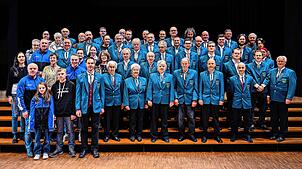 Beim Gruppenfoto anlässlich des 100. Geburtstags des Sportschützenvereins Schonach präsentieren sich die Mitglieder in Uniform im Haus ...