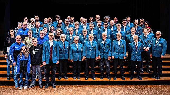 Beim Gruppenfoto anlässlich des 100. Geburtstags des Sportschützenvereins Schonach präsentieren sich die Mitglieder in Uniform im Haus ...