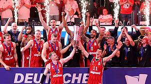 Die Bayern-Basketballer jubeln über den Meistertitel.