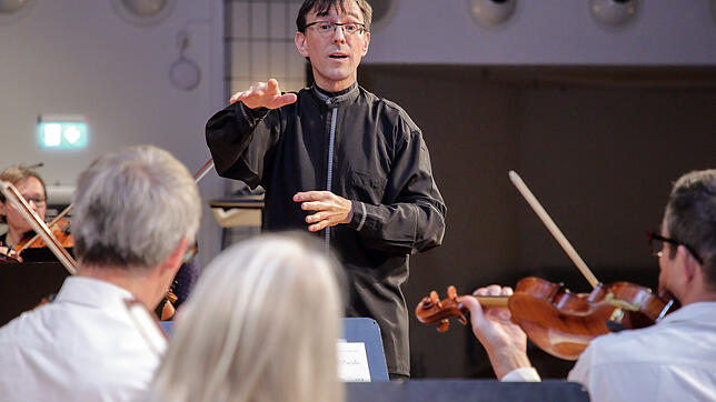 Wolfram Lucke ist Chefarzt der Singener Frauenklinik. Aber er dirigiert auch &ndash; wie hier das Orchester des Gesundheitsverbunds ...