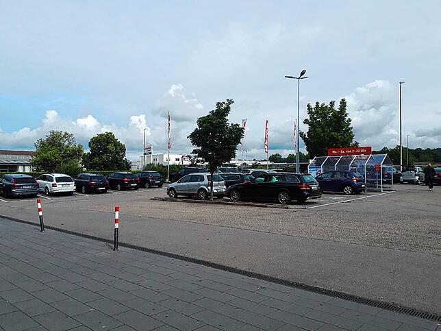 Bislang macht sich die Grenzöffnung zumindest auf den Parkplätzen vieler Einkaufsmärkte noch nicht gravierend bemerkbar.