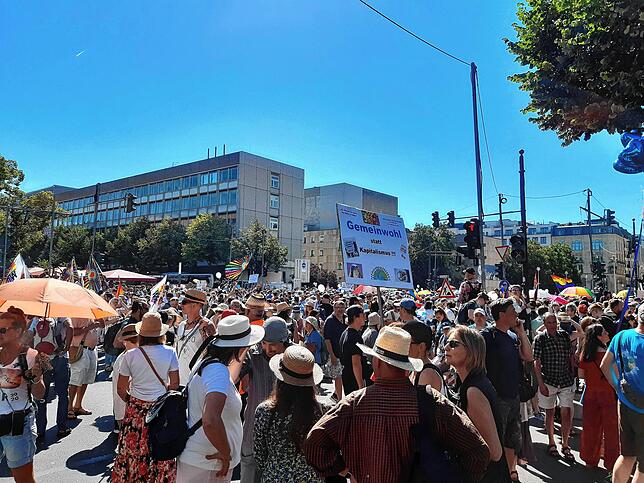 Viele Menschen, kaum Abstand: Eine Impression von der Anti-Corona-Demo in Berlin im Bereich „Unter den Linden“ am ...