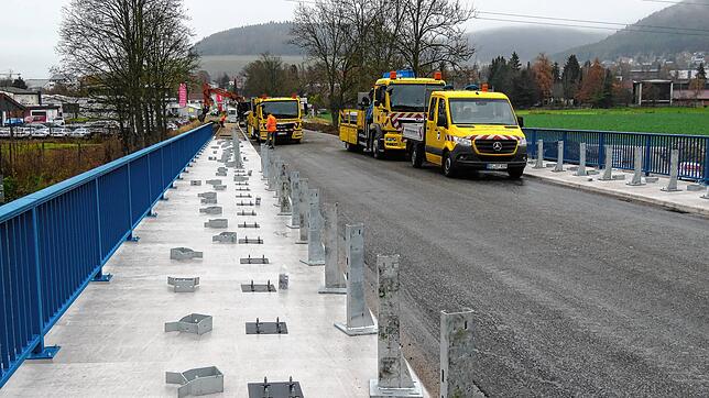 Der Fertigstellung entgegen geht die Donaubrücke in Geisingen. In dieser Woche werden die Leitplanken auf der Brücke montiert. Am ...