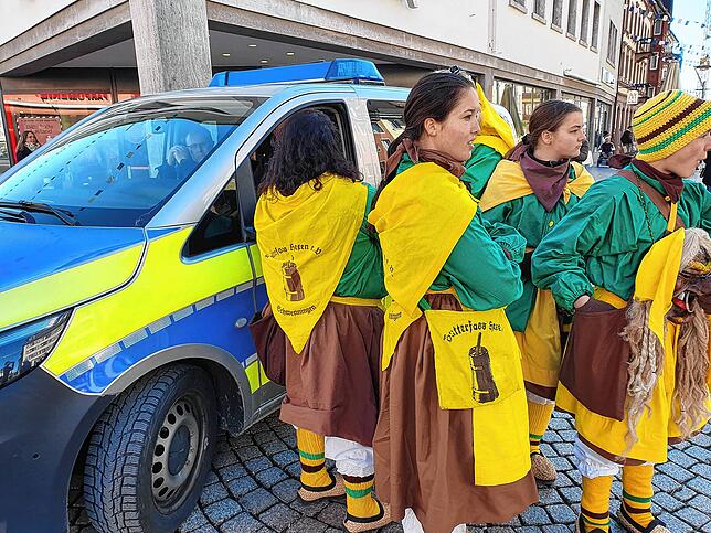 Polizei und echte Narren kommen am Montag tagsüber bestens miteinander klar.