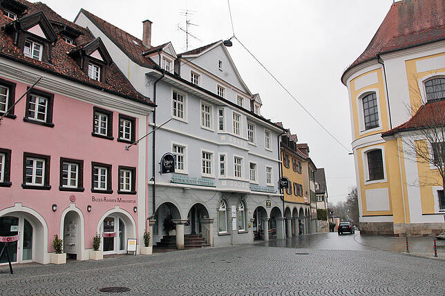 Das Quellhöfle am Ende der Karlstraße liegt gegenüber der Stadtkirche St. Johann. Hier tummeln sich an schönen Tagen immer viele ...