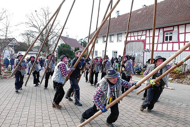 Bild 13: In Wittenhofen, Roggenbeuren und Limpach wird der Narrenbaum aufgestellt – Teil 1!