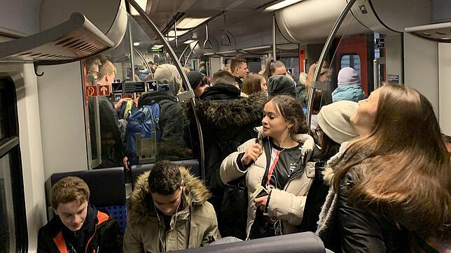 Kaum mehr Platz zum Stehen: Das sind die Glücklichen, die noch in den überfüllten Zug von Gottmadingen nach Singen gepasst haben.