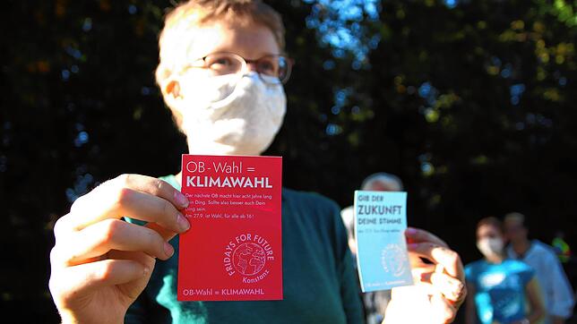 Klimaaktivistin Frida Mühlhoff verteilt Sticker auf der Fahrraddemonstration von Fridays for Future. Für die Demonstranten ist klar: Die ...