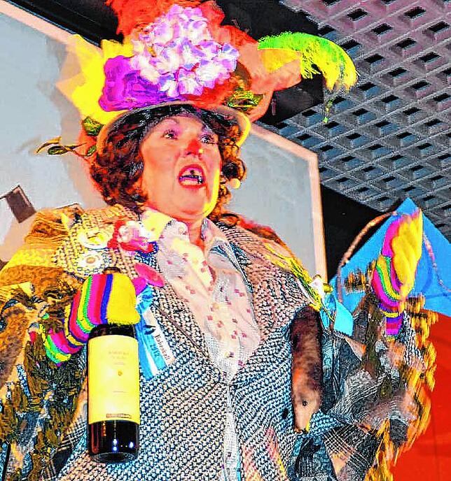 Klare Sache: Evi Blaser als Comtesse Barbera lästert über die Kommunalpolitik in der Doppelstadt.