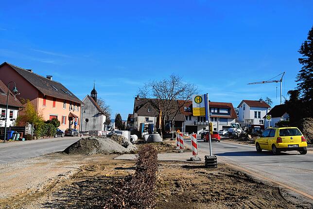 Bild 9: Reinfahren, suchen, scheitern, rausfahren: Massenweise Autos auf der Umleitung in Bodman und eine halbe Völkerwanderung vom Weilerkapellen-Parkplatz zum See