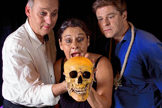 Lustig, aber wahr: Hamlet stirbt gar nicht auf der Bühne, er steht nachher auf und geht in die Kantine. Die Freiburger Theater Compagnie ...