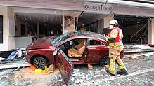 Ein Verkehrsunfall in Sigmaringen, bei dem ein Auto in ein Schaufenster gefahren ist, hat zwei Schwerverletzte gefordert.