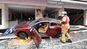 Ein Verkehrsunfall in Sigmaringen, bei dem ein Auto in ein Schaufenster gefahren ist, hat zwei Schwerverletzte gefordert.