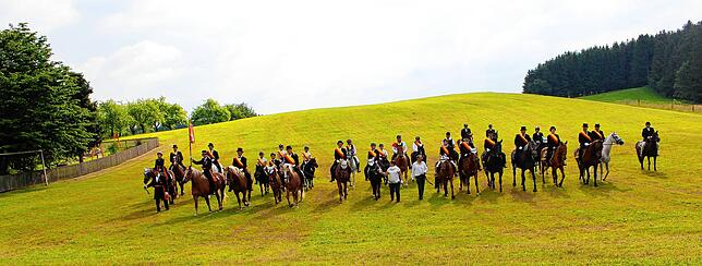 Den sanften Hügel der Festwiese kommen die Pferde und Reiter beim Paraderitt hinab &ndash; ein eindrucksvolles Bild, auch wenn es in ...