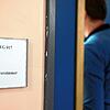 Ein Lehrer geht in das Lehrerzimmer &ndash; hier ein Symbolbild. Wenn, dann sprechen Lehrer hier über ihre Erlebnisse mit Gewalt. Vier ...