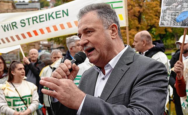 Claus Weselsky, Vorsitzender der Gewerkschaft der Lokführer (GDL), spricht auf einer Kundgebung im Schlossgarten in Stuttgart. Im ...