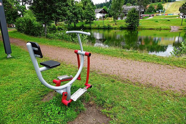 Der Stehlesee mit Fitnessgerät in Herrschried.