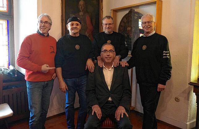 Peter Kaiser (vorne) steht am Fasnachtssamstag vor dem Narrengericht der Tiengener Zunft, Rolf Krämer (hinten von links, ...