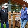 Freuen sich auf den Start in die neue Saison: Bürgermeister Patrick Krauss (links) mit dem neuen Betreiber des Strandbades in Moos, ...