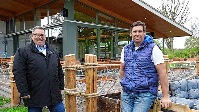 Freuen sich auf den Start in die neue Saison: Bürgermeister Patrick Krauss (links) mit dem neuen Betreiber des Strandbades in Moos, ...