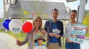 Christian Wörpel sowie Anne Schätzle (links) und Romina Scherzinger präsentieren Flyer und Plakate für das große Festwochenende Ende ...