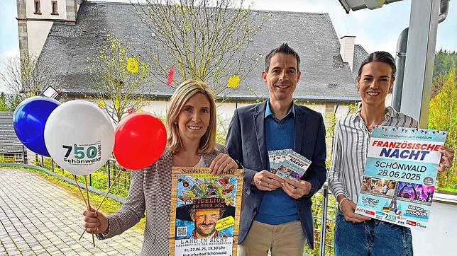 Christian Wörpel sowie Anne Schätzle (links) und Romina Scherzinger präsentieren Flyer und Plakate für das große Festwochenende Ende ...