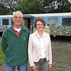 Annette Hengstler von der Gemeinde und Jürgen Häßler vom Narrenverein vor dem historischen Eisenbahnwaggon beim Brigachtaler Festplatz. ...
