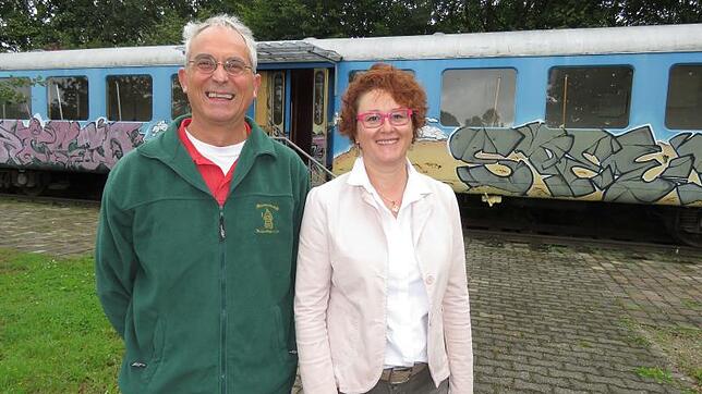 Annette Hengstler von der Gemeinde und Jürgen Häßler vom Narrenverein vor dem historischen Eisenbahnwaggon beim Brigachtaler Festplatz. ...