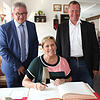 Kultusministerin Susanne Eisenmann, hier mit Guido Wolf (links) und Bürgermeister Markus Hugger, trägt sich ins Goldene Buch der ...