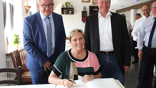 Kultusministerin Susanne Eisenmann, hier mit Guido Wolf (links) und Bürgermeister Markus Hugger, trägt sich ins Goldene Buch der ...