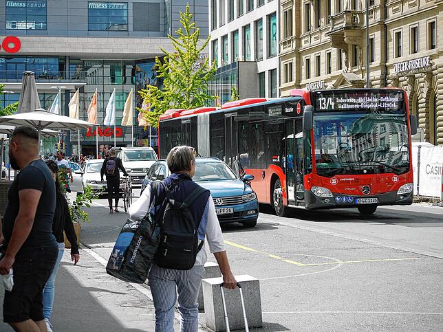Bild 2: Nach Ausraster am Samstag &ndash; jetzt reden die Taxifahrer vom Bahnhofsvorplatz: &bdquo;Falschparker sind hier die Regel&ldquo;