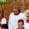 Momentan beschränkt sich die Kinder- und Jugendarbeit in der katholischen Kirchengemeinde auf die Ministranten (Foto mit Pfarrer Fabian ...