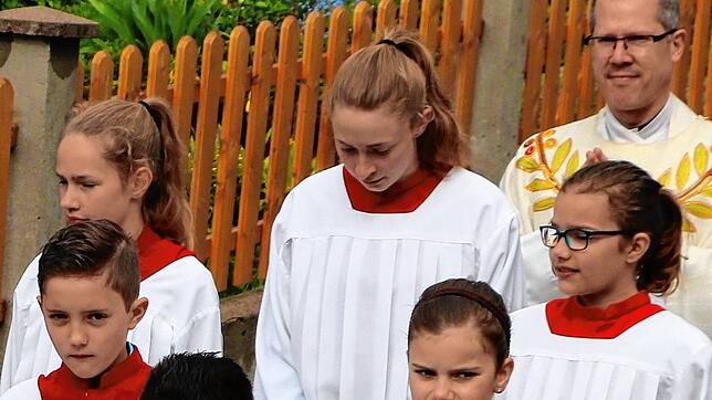 Momentan beschränkt sich die Kinder- und Jugendarbeit in der katholischen Kirchengemeinde auf die Ministranten (Foto mit Pfarrer Fabian ...