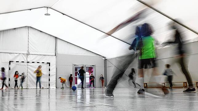Hier ist viel Bewegung ratsam, damit einem nicht kalt wird: Auf dem Schulhof der Teggingerschule hat die Stadt eine temporäre Sporthalle ...