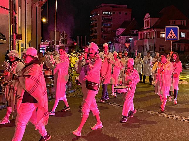 Bild 32: Weiße Narren ziehen durch Stockach: Die schönsten Bilder vom Hemedglonkerumzug und der Verbrennung