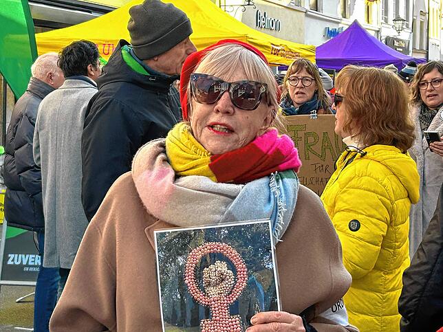 Bild 12: Frauen kämpfen für die Demokratie
