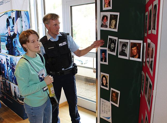 Die Fahndungstafel der Polizei fand immer wieder großes Interesse bei den Besuchern.