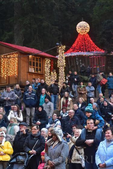 Die Besucher genießen die weihnachtliche Stimmung auf dem Triberger Weihnachtszauber, der noch bis Freitag, 30. Dezember dauert. Bild: ...