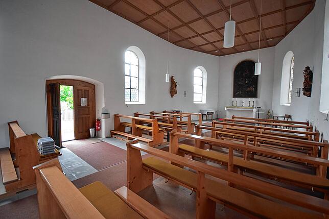 Der Blick von den hinteren Bänken zum Eingang (links) und Altar (rechts hinten).