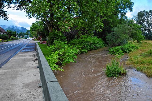 Die B34-Brücke in Espasingen: Die Aach ist an beiden Seiten der Brücke schon über die Ufer getreten.