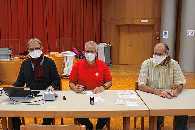 Raimund Frühbauer, Dieter Sorg von der Bergwacht Sigmaringen und Dr. Gregor Dahlhoff (von links) trugen im Impfteam zum zügigen und ...